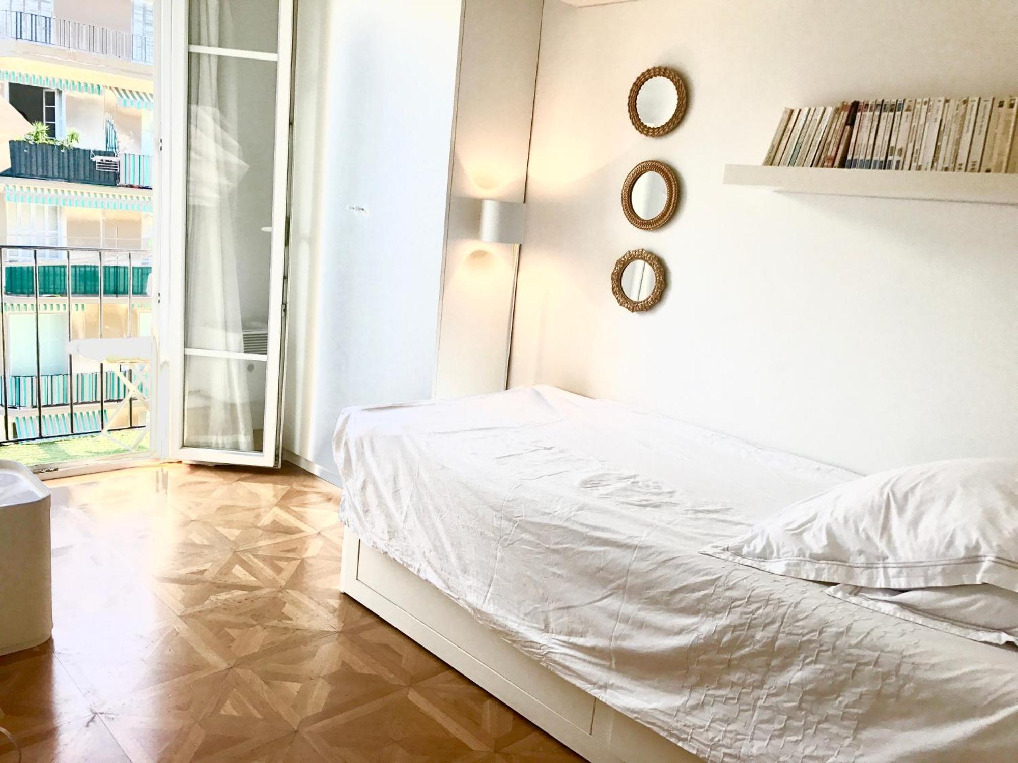 Emma'S Guests House Bed & Breakfast นีซ ภายนอก รูปภาพ